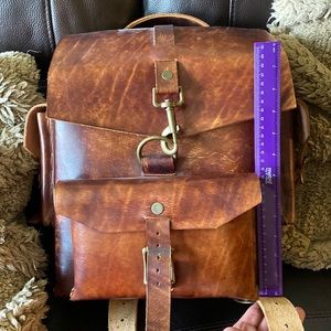 Vintage rugged leather/ baqueta Backpack for both MEN and WOMEN.